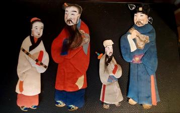 4 stuks antieke zijde figuren China, volkskunst 1920-1930  beschikbaar voor biedingen