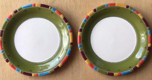 Twee groene borden Artesa uit Ecuador - ZGAN, Huis en Inrichting, Keuken | Servies, Zo goed als nieuw, Bord(en), Overige stijlen