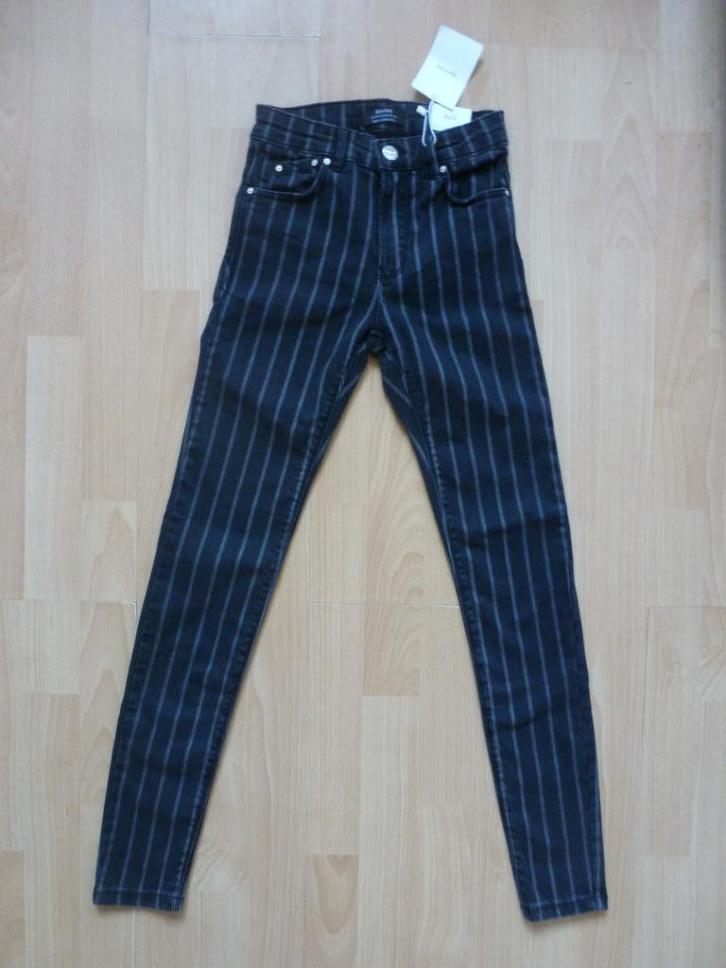 Donker grijze gestreepte broek van Bershka maat S / 36 NIEUW, Kleding | Dames, Broeken en Pantalons, Nieuw, Maat 36 (S), Grijs