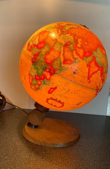 Globe, wereldbol met verlichting beschikbaar voor biedingen