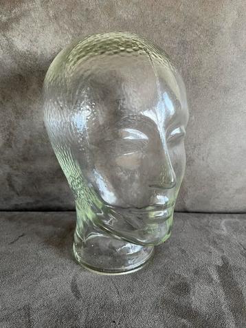 Vintage glazen hoofd beschikbaar voor biedingen