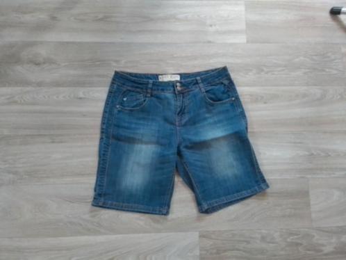 Dames driekwart spijkerbroek  met knoop sluiting, Kleding | Dames, Spijkerbroeken en Jeans, Zo goed als nieuw, W30 - W32 (confectie 38/40)