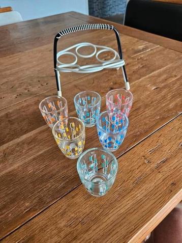 Glaasjes in houder. beschikbaar voor biedingen