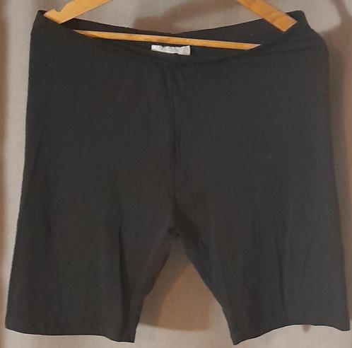 Janina zwarte korte damesshort slim maat L, Kleding | Dames, Broeken en Pantalons, Zo goed als nieuw, Maat 42/44 (L), Zwart, Kort