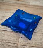 Blauw glazen vintage sierasbak met kleurrijke details
Italië, Verzamelen, Rookartikelen, Aanstekers en Luciferdoosjes, Ophalen of Verzenden