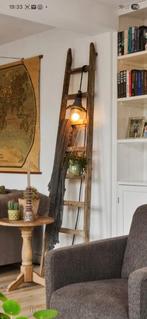Antieke ladder met industriële lamp, Ophalen