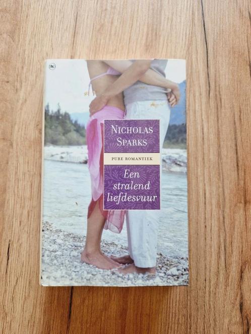 Roman: Nicholas Sparks - Een stralend liefdesvuur(hardcover), Boeken, Romans, Gelezen, Nederland, Ophalen of Verzenden
