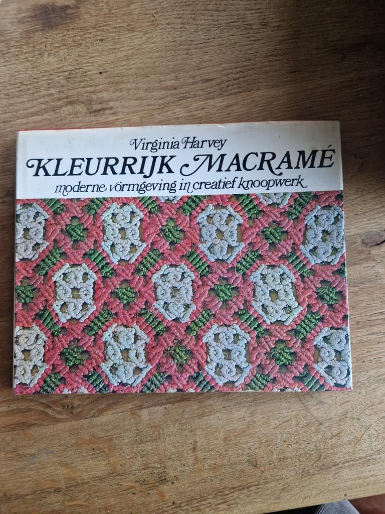 Kleurrijk Macramé Boek - Virginia Harvey, Ophalen of Verzenden, Gelezen, Breien en Haken, Virginia Harvey