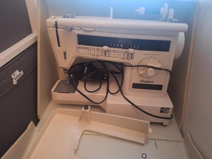Naaimachine met koffer, Hobby en Vrije tijd, Naaimachines en Toebehoren, Gebruikt, Naaimachine, Overige merken, Ophalen
