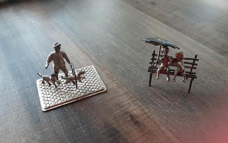 Zilveren Miniaturen: Man met Hoepel & Kinderen op Bankje, Antiek en Kunst, Kunst | Beelden en Houtsnijwerken, Ophalen of Verzenden