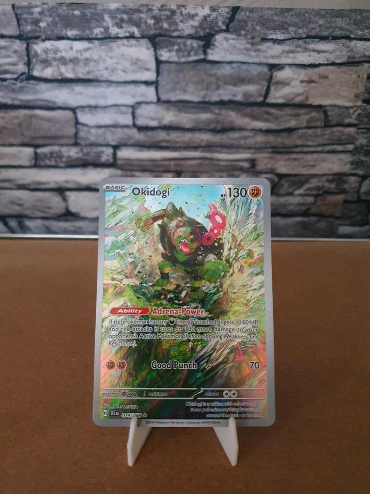 Pokémon Okidogi 074/064 Engels Shrouded Fable, Hobby en Vrije tijd, Verzamelkaartspellen | Pokémon, Nieuw, Losse kaart, Foil, Ophalen of Verzenden