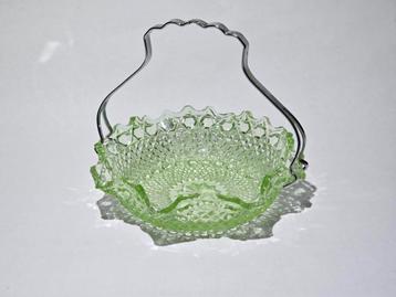 Vintage groen glazen mandje met hengsel beschikbaar voor biedingen