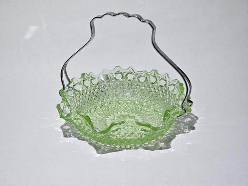 Vintage groen glazen mandje met hengsel, Antiek en Kunst, Antiek | Glas en Kristal, Ophalen of Verzenden