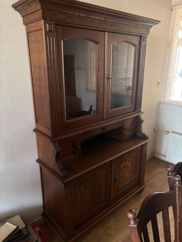 Zeer mooie eiken vitrine/buffet kast beschikbaar voor biedingen