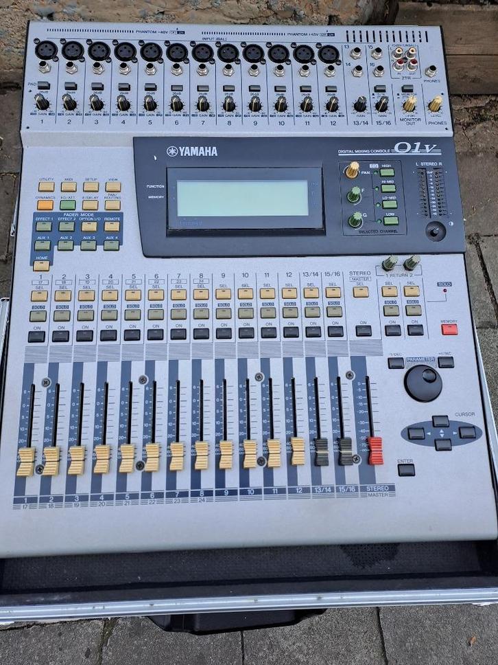 Digitaal l Yamaha O1V in flightcase, Muziek en Instrumenten, Mengpanelen, Gebruikt, 10 tot 20 kanalen, Microfooningang, Ophalen