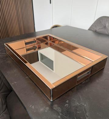 Bronskleurig Dienblad beschikbaar voor biedingen