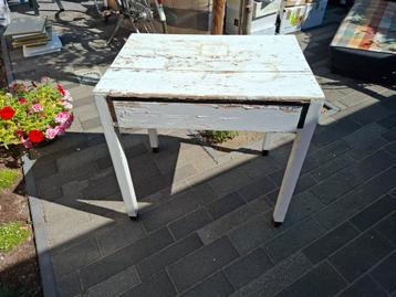 GRATIS!!! Oud sleets tafeltje beschikbaar voor biedingen