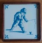 Tichelaar  Makkum tegeltje Tollend kind 10,7 x 10,7 cm, Antiek en Kunst, Antiek | Wandborden en Tegels, Ophalen of Verzenden
