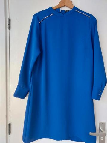 Blauwe jurk met lange mouwen beschikbaar voor biedingen