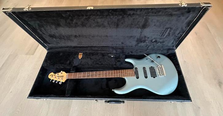 Music Man Ernie Ball Luke II Steve Lukather signature gitaar, Muziek en Instrumenten, Snaarinstrumenten | Gitaren | Elektrisch