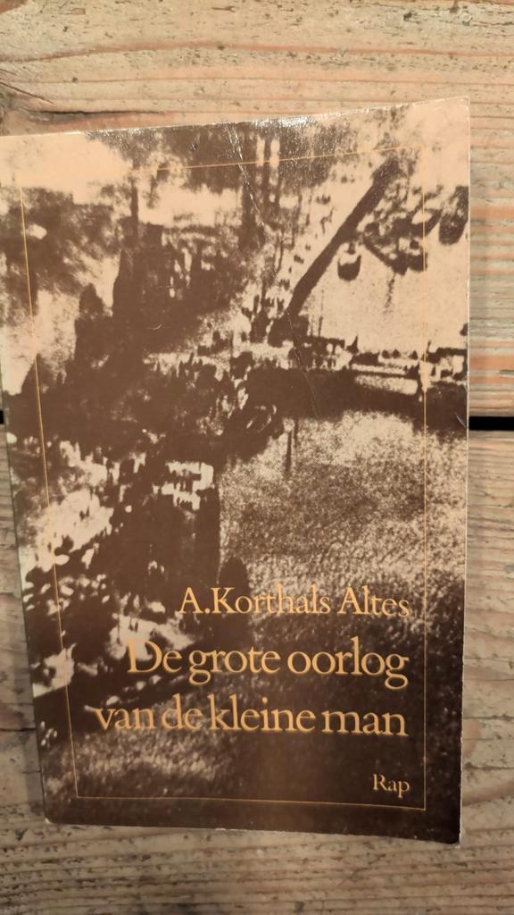 De Grote Oorlog van de Kleine Man - A. Korthals Altes, Boeken, Biografieën, Gelezen, Overige, Ophalen of Verzenden