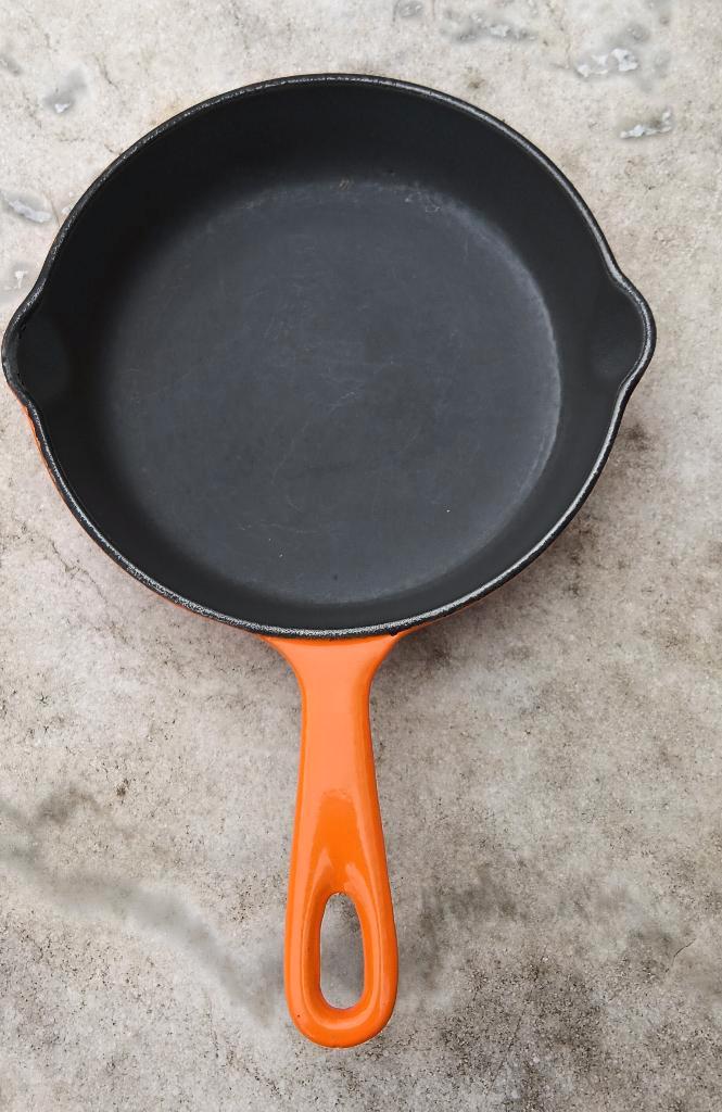LE CREUSET skillet 16 cm oranje  (G328), Huis en Inrichting, Keuken | Potten en Pannen, Gebruikt, Koekenpan of Braadpan, Gietijzer