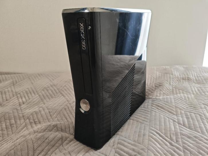 Xbox 360 Slim 250GB | Gebruikt, met games & controller, Spelcomputers en Games, Spelcomputers | Xbox 360, Gebruikt, 250 GB, 360 S
