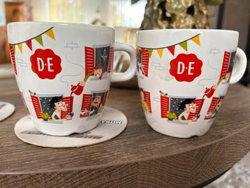 Porceleinen mok Douwe Egberts bekend als de burenmok beschikbaar voor biedingen