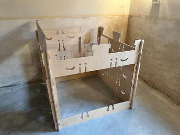 Houten speelhuis van Sawdust & Rainbows beschikbaar voor biedingen