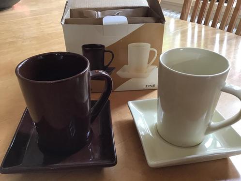 Kop en schotel 2 stuks met vierkante bordjes nieuw in doos, Huis en Inrichting, Keuken | Servies, Nieuw, Kop(pen) en/of Schotel(s)