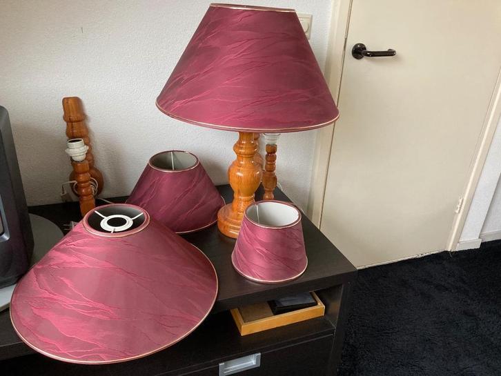 Lampenset Bordeaux rode kappen gedraaid grenen hout, Huis en Inrichting, Lampen | Vloerlampen, Gebruikt, Minder dan 100 cm, Hout