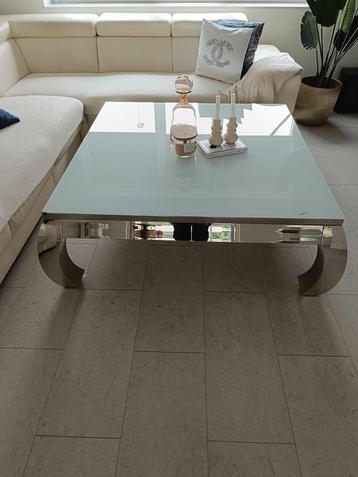 Saloontafel beschikbaar voor biedingen