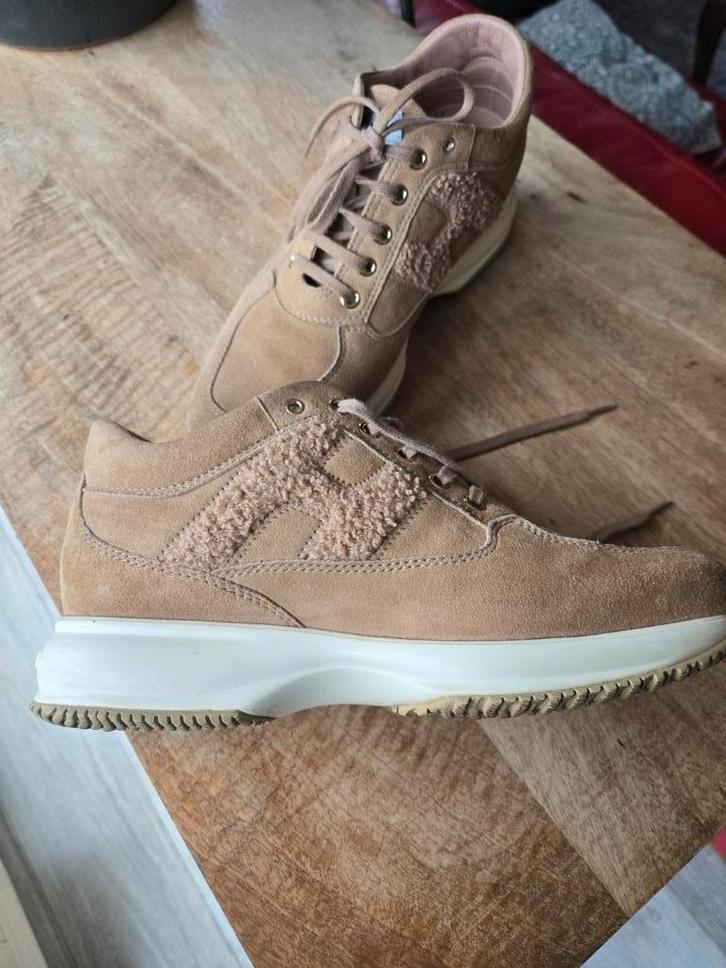 Hogan suède sneaker mt 37.5, Kleding | Dames, Schoenen, Zo goed als nieuw, Sneakers of Gympen, Beige, Verzenden