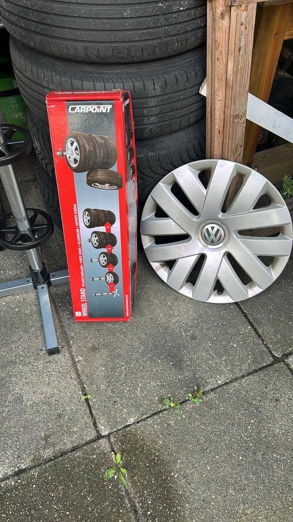 Originele VW velgen 5x100 staal+wieldoppen+ Opbergstandaard, Auto-onderdelen, Banden en Velgen, Banden en Velgen, Zomerbanden
