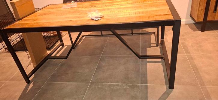Robuuste eettafel met metalen frame, Huis en Inrichting, Tafels | Eettafels, Gebruikt, 50 tot 100 cm, 150 tot 200 cm, Vier personen