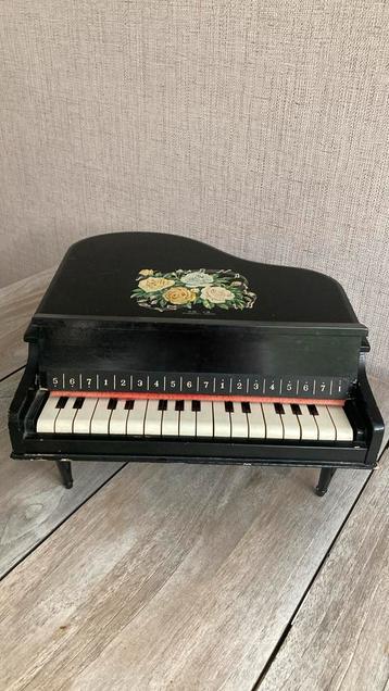 Antieke speelgoedpiano -vleugel beschikbaar voor biedingen