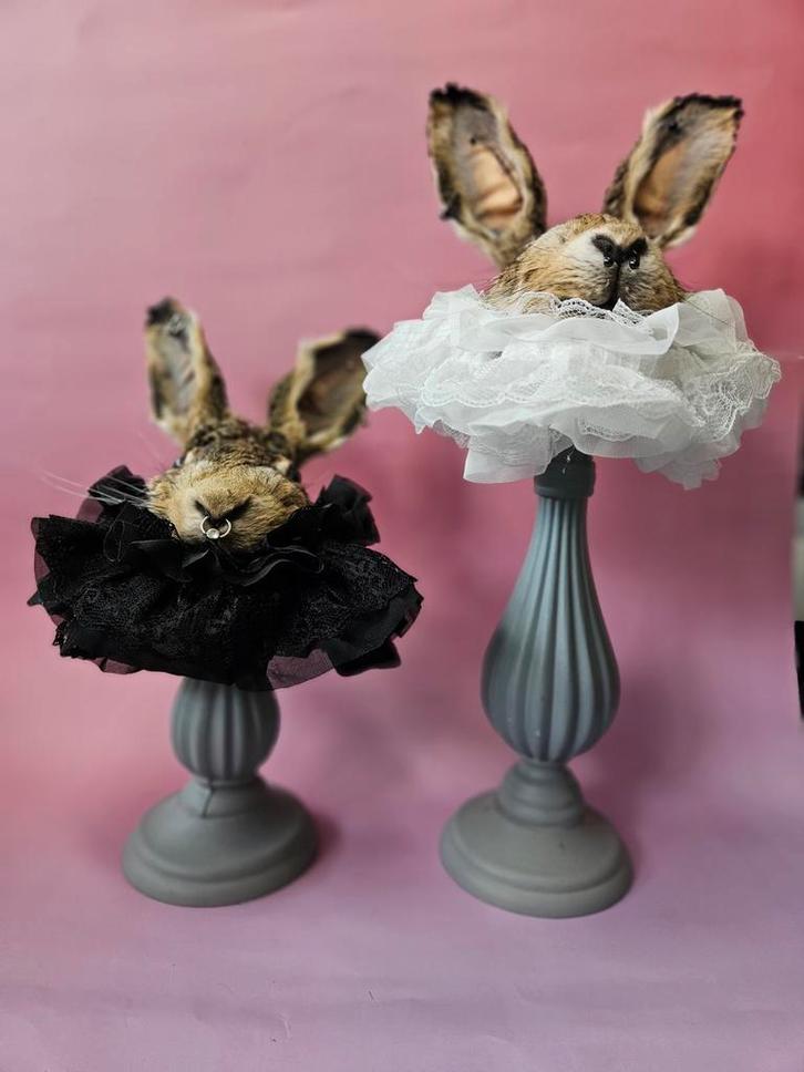 Taxidermie Hazenkoppen op Kandelaar - Set van Twee, Antiek en Kunst, Curiosa en Brocante, Ophalen of Verzenden