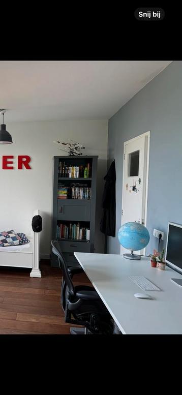 Boekenkast beschikbaar voor biedingen