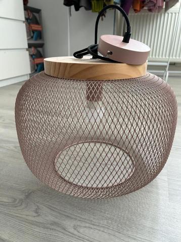 Mooie hanglamp met roze en houten details beschikbaar voor biedingen