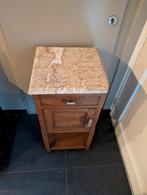 Houten nachtkastje met marmeren blad, Huis en Inrichting, Slaapkamer | Nachtkastjes, Gebruikt, Minder dan 45 cm, Hout, 55 tot 70 cm