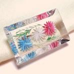 Vintage broche lucite rood wit blauwe bloemen jaren '30-'50, Overige materialen, 4 tot 7 cm, Gebruikt, Verzenden