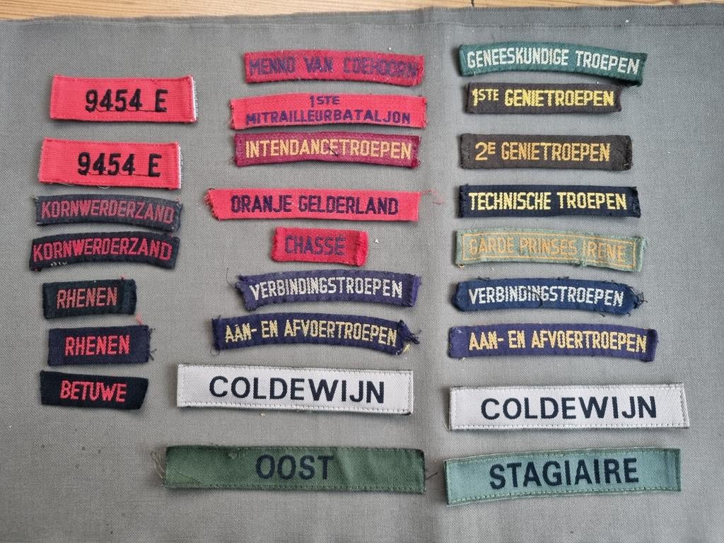 Lot straatnamen en naamlinten koninklijke landmacht, Verzamelen, Ophalen of Verzenden, Landmacht, Nederland, Embleem of Badge