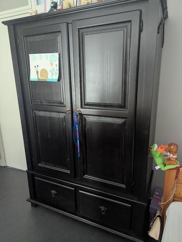 Kinderkamer met box, ledikant, massief eiken commode en kast beschikbaar voor biedingen