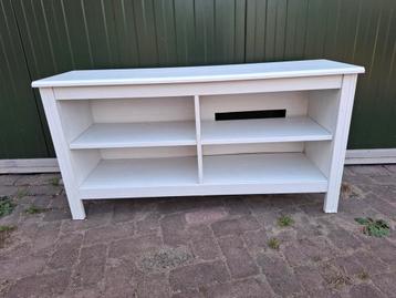 Witte houten tv-meubel/boekenkast gratis op te halen beschikbaar voor biedingen