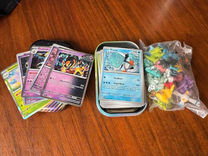 Pokemon kaarten met blik en poppetjes, Hobby en Vrije tijd, Kralen en Sieraden maken, Zo goed als nieuw, Overige typen, Ophalen of Verzenden