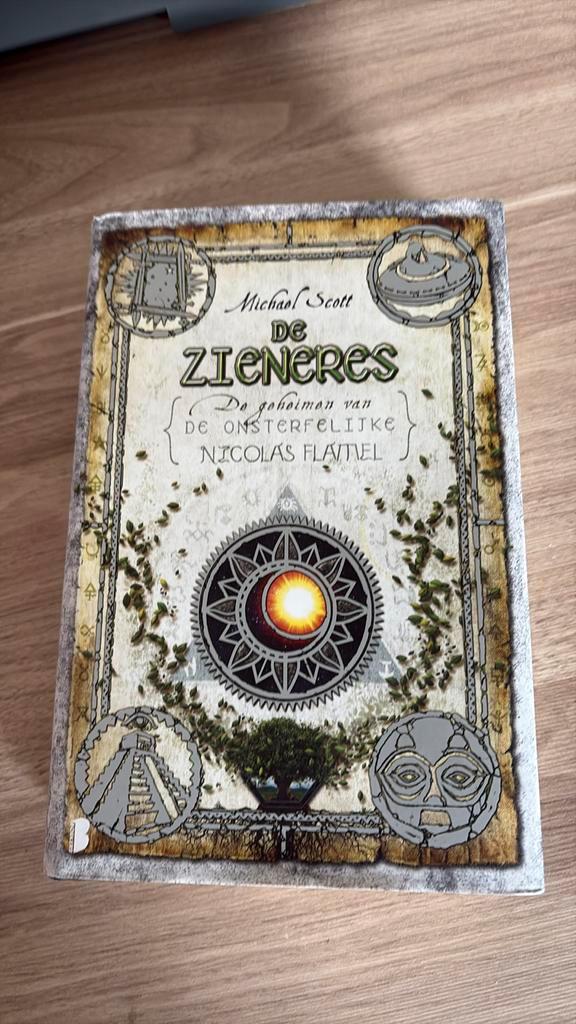 Michael Scott - De zieneres, hardcover zgan, Boeken, Kinderboeken | Jeugd | 13 jaar en ouder, Zo goed als nieuw, Ophalen of Verzenden