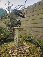 Decoratieve zonnewijzer op sokkel, Tuin en Terras, Tuinbeelden, Ophalen, Gebruikt, Metaal, Abstract beeld