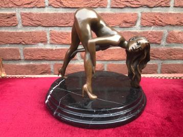 pikant bronzen beeld, voorovergebogen naakt. erotica beschikbaar voor biedingen