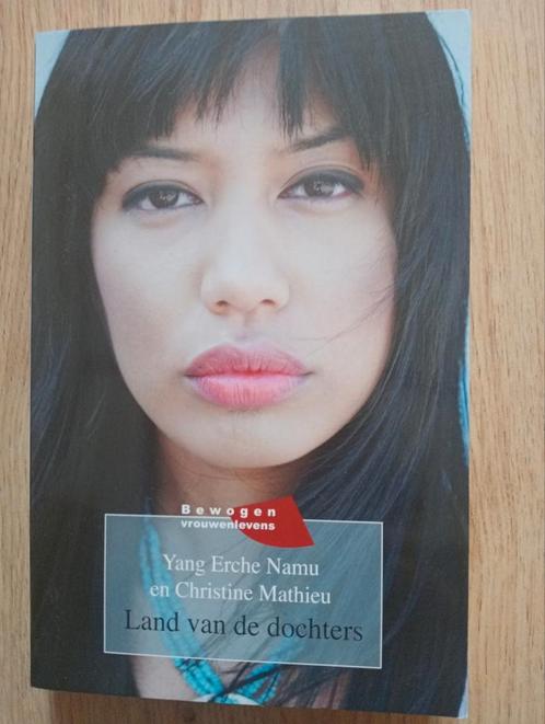 land van de dochters - yang erche namu en christine mathieu, Boeken, Biografieën, Gelezen, Ophalen of Verzenden