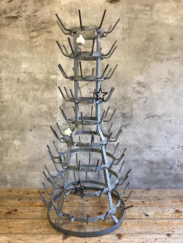 Stoere originele metalen stalen 'kerstboom' met 100 haakjes beschikbaar voor biedingen